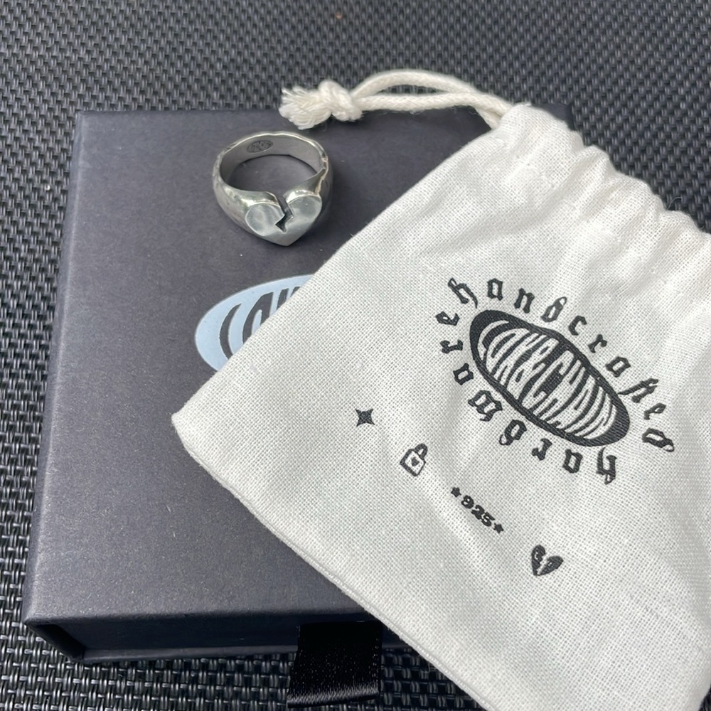 *NEW* Broken Heart Signet Ring UNISEX - size 6.5 - Picture 4 of 8